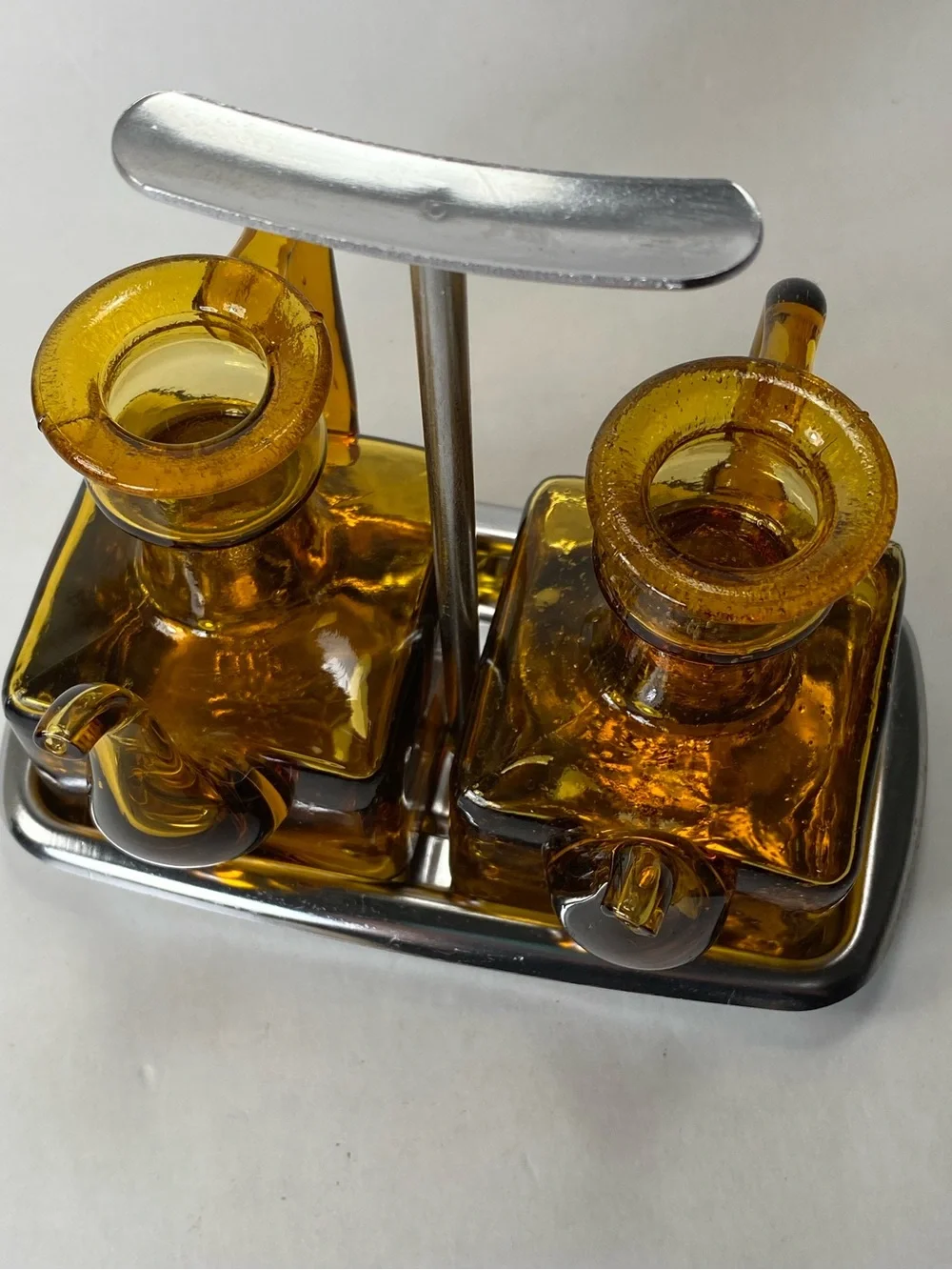 Vintage Mid-century Modern Amber Glass Oil Vinegar Cruet Set Chrome Metal Caddy